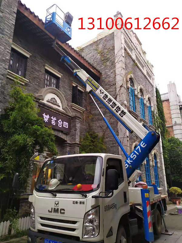 高空車(chē)修補(bǔ)房屋屋頂.jpg